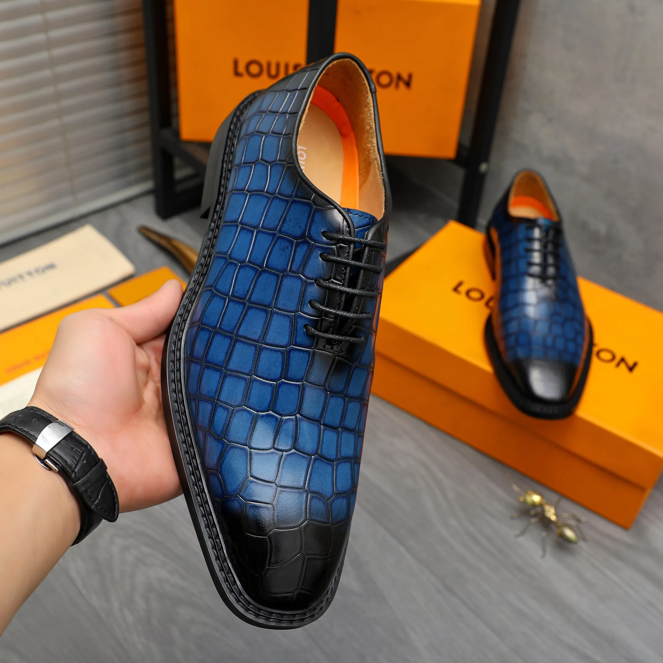 Men's shoes 💰p480 Product trademark: LV (Louis Vuitton) business lace-up leather shoes Regular size: 38-45 (45 is custom-made and non-returnable) Product materials: Selected high-quality color-grabbed stone grain cowhide upper, cowhide lining, rubber outsole